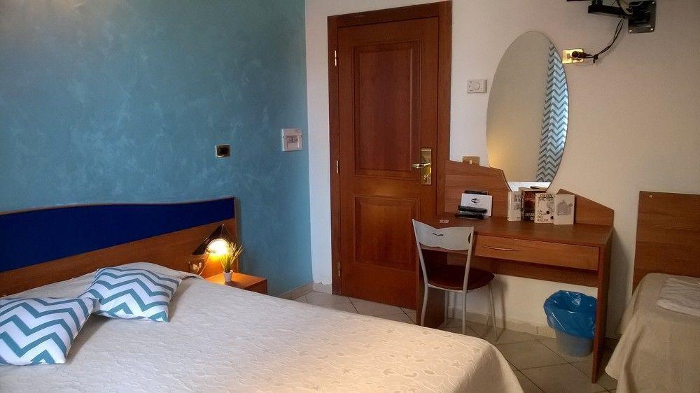 Hotel La Villetta Фиумичино Екстериор снимка