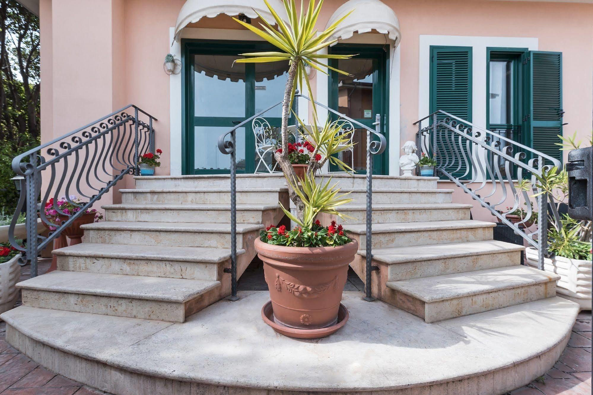 Hotel La Villetta Фиумичино Екстериор снимка
