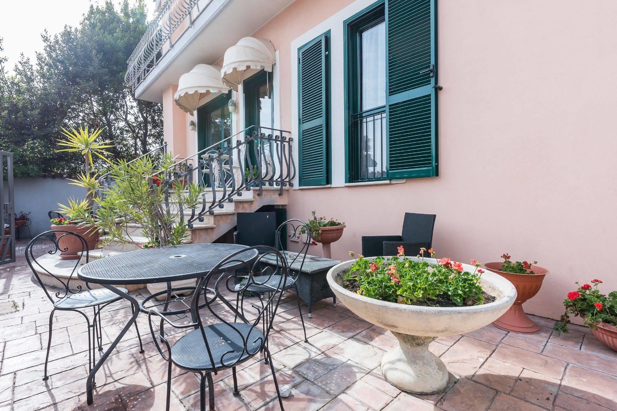 Hotel La Villetta Фиумичино Екстериор снимка
