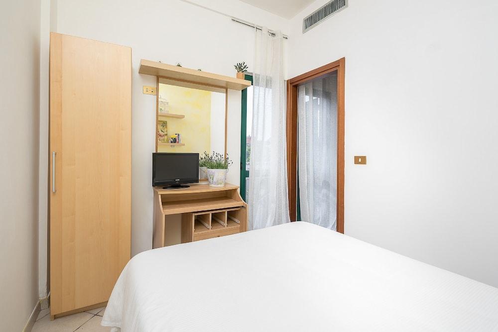 Hotel La Villetta Фиумичино Екстериор снимка
